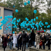 116 Luftballons auf dem Weg zum Horizont: Pflege-Azubis starten Ausbildung mit einem Ritual