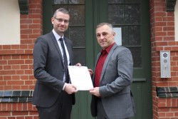 IHK Vertreter Tilo Schneider (li.) überrreicht die Ehrenurkunde an Recura Geschäftsführer Georg Abel